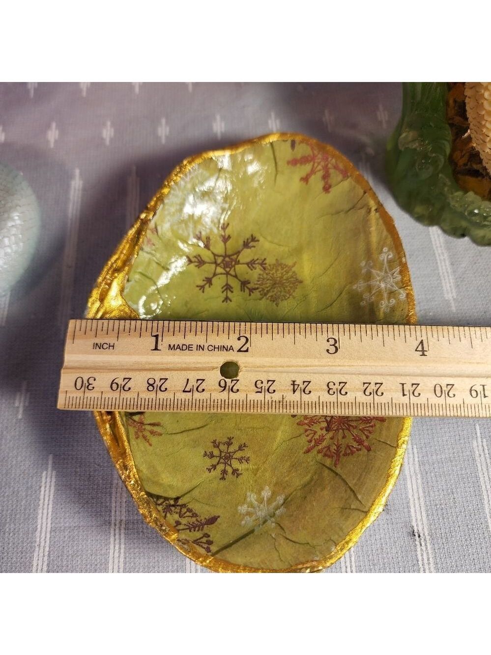 DECOUPAGE CLAM SHELL DECOUPAGE SNOWFLAKES ON A CLAM SHELL TRINKET DISH - Picture 9 of 10